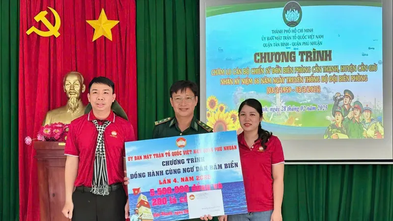 Đồn Biên phòng Cần Thạnh đón nhận những tình cảm của người dân TPHCM nhân kỷ niệm 66 năm Ngày truyền thống BĐBP