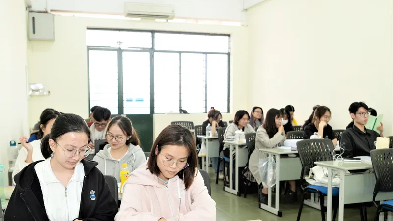 Sinh viên ngành Kinh doanh thương mại Hàn Quốc (liên ngành giữa Trường ĐH Kinh tế - Luật và Trường ĐH Khoa học Xã hội và Nhân văn, ĐH Quốc gia TPHCM) trong giờ học