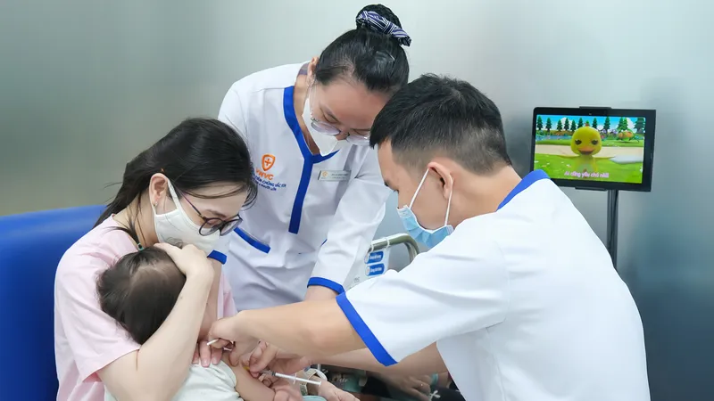 Tiêm vaccine cho trẻ để phòng chống bệnh sốt xuất huyết tại một trung tâm tiêm chủng tư nhân