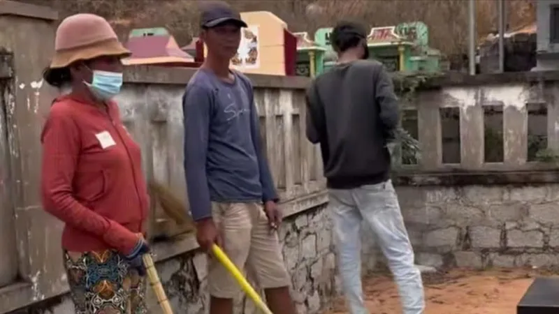 Nhóm đối tượng được cho là có hành vi "xin đểu" người viếng mộ tại nghĩa trang Phan Thiết