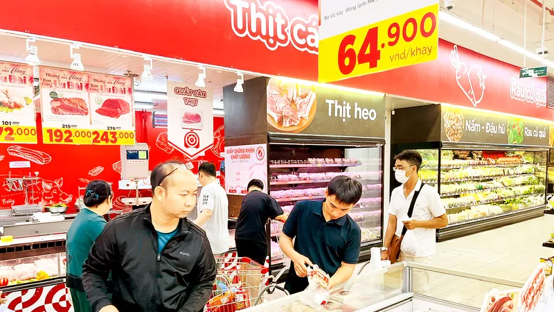 Người tiêu dùng chọn mua thực phẩm các loại thay vì tập trung vào thịt heo tại một siêu thị ở TPHCM