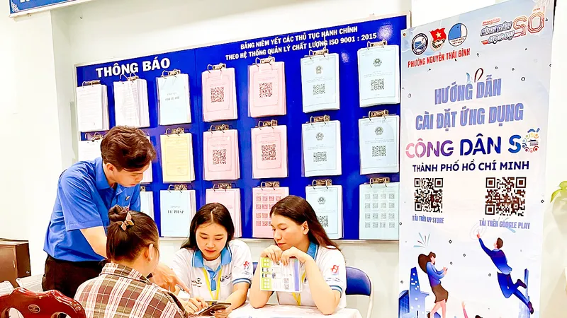 Các tình nguyện viên hướng dẫn người dân cài đặt ứng dụng Công dân số TPHCM tại UBND phường Nguyễn Thái Bình (quận 1, TPHCM)
