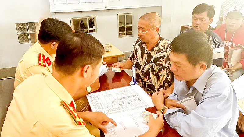 CSGT TPHCM hướng dẫn người dân làm thủ tục cấp, đổi giấy phép lái xe. Ảnh: HOÀNG HIẾU 