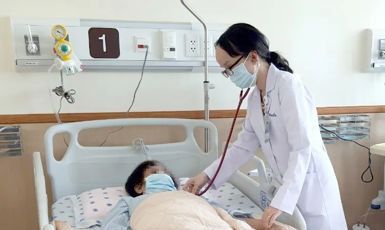 Bác sĩ Bệnh viện Đại học Y Dược TPHCM chăm sóc một bệnh nhân chuyển nặng do tự ý ngưng thuốc điều trị