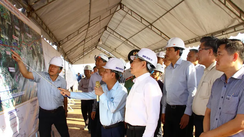 Phó Thủ tướng Hồ Đức Phớc kiểm tra tiến độ dự án đường cao tốc Biên Hòa - Vũng Tàu. Ảnh: HOÀNG BẮC