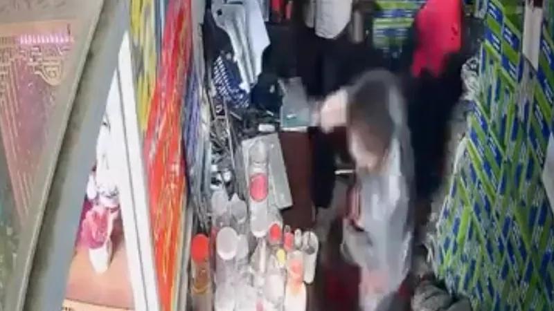Nam thanh niên đập phá laptop 