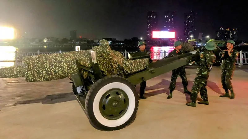 Xuyên đêm triển khai trận địa pháo lễ