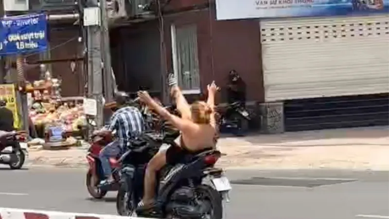 Xác minh clip người phụ nữ chạy xe máy buông 2 tay, “múa” chân trên đường