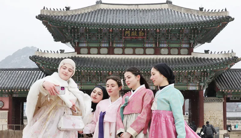 Du khách nước ngoài tham quan Cung điện Gyeongbokgung ở Seoul, Hàn Quốc. Ảnh: ChosunBiz 