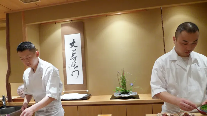 Phục vụ sushi trong nhà hàng Harutaka, Nhật Bản. Ảnh: LUXEAT