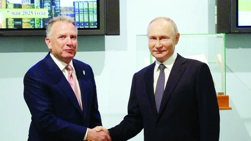 Tổng thống Nga Vladimir Putin (phải) tiếp Đặc phái viên Tổng thống Mỹ Steve Witkoff tại Saint Petersburg. Ảnh: TTXVN