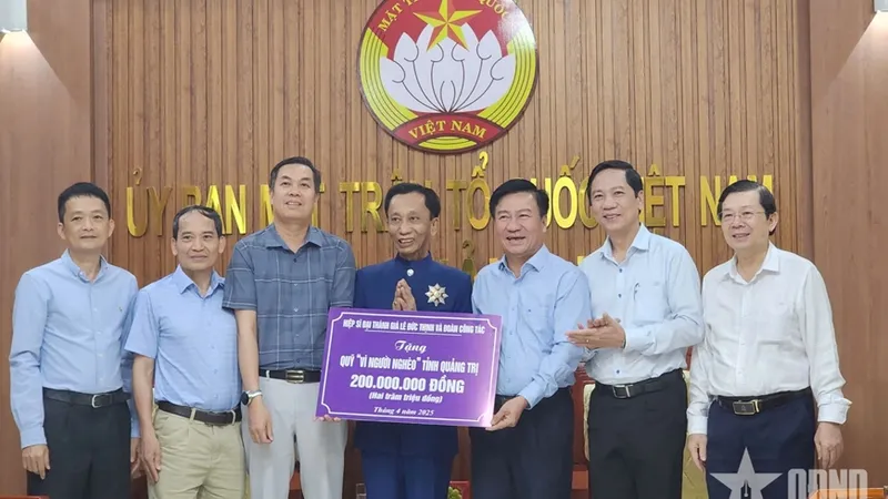 Hiệp sĩ Đại Thánh Giá (đứng giữa) và các thành viên đoàn công tác ủng hộ Quỹ Vì người nghèo tỉnh Quảng Trị