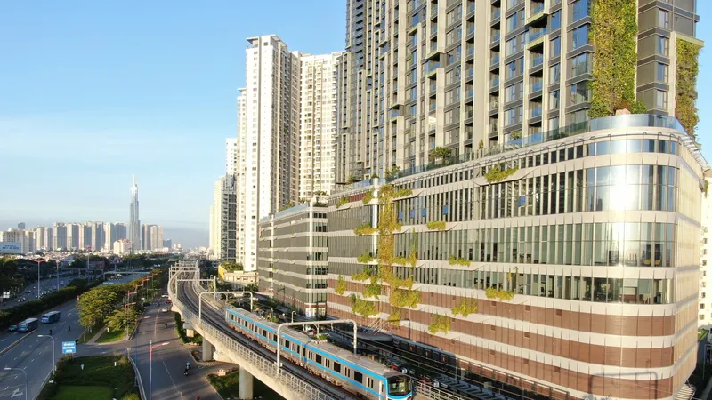 Tàu tuyến metro số 1 (Bến Thành - Suối Tiên) chạy ngang qua khu đô thị hiện đại ở TP Thủ Đức, TPHCM. Ảnh: HOÀNG HÙNG 
