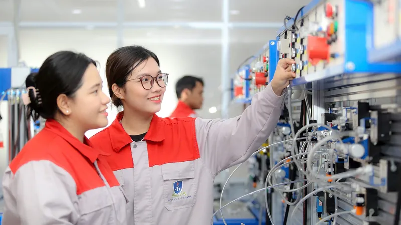 Sinh viên nữ ngành Tự động hóa, Trường ĐH Nguyễn Tất Thành trong giờ thực hành 