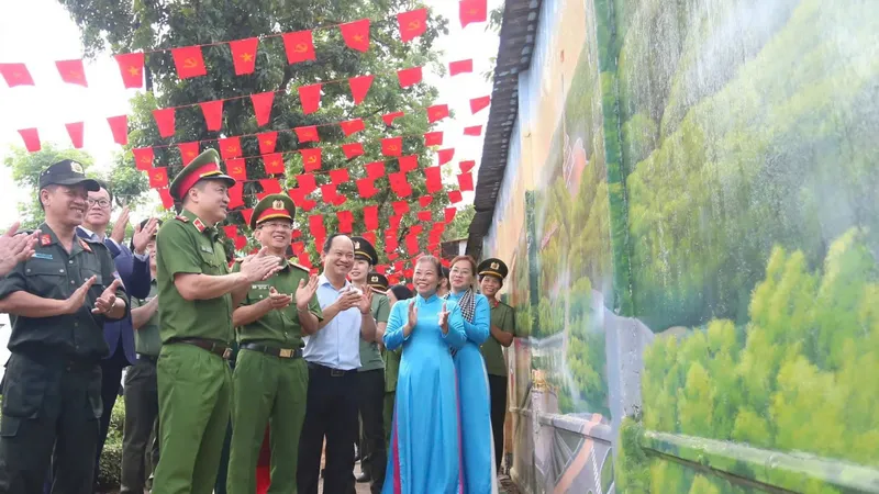 Bức bích họa “Việt Nam tươi đẹp” thứ 19 chào mừng kỷ niệm 50 năm Ngày Giải phóng miền Nam, thống nhất đất nước