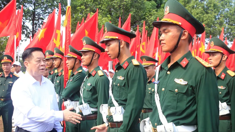 Trưởng Ban Tuyên giáo và Dân vận Trung ương thăm, tặng quà lực lượng diễu binh, diễu hành 
