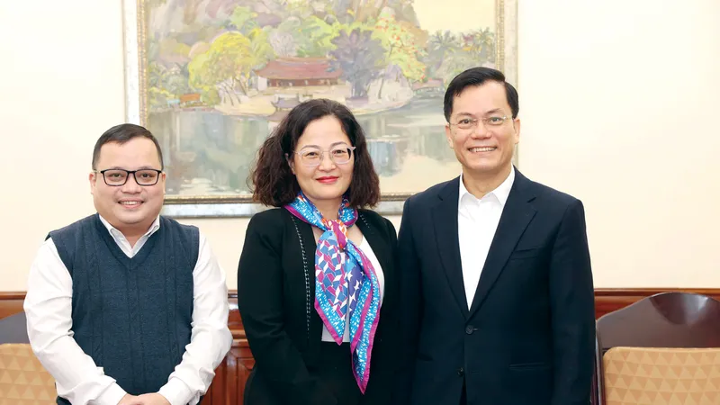 Nguyên Thứ trưởng Bộ Ngoại giao Hà Kim Ngọc (phải) cùng phóng viên Báo SGGP
