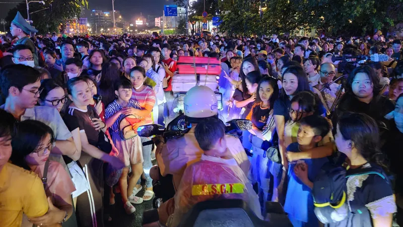 CSGT TPHCM mở đường đưa bé trai 5 tuổi đuối sức về chăm sóc và hỗ trợ tìm người thân.
