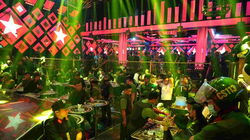 Hàng trăm cảnh sát bao vây quán bar Paris Night Club