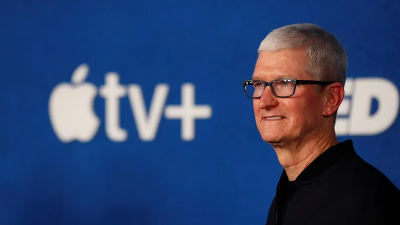 CEO Apple Tim Cook cho biết Việt Nam sẽ là nước xuất xứ của gần như toàn bộ các sản phẩm iPad, Mac, Apple Watch và AirPods. Ảnh: REUTERS