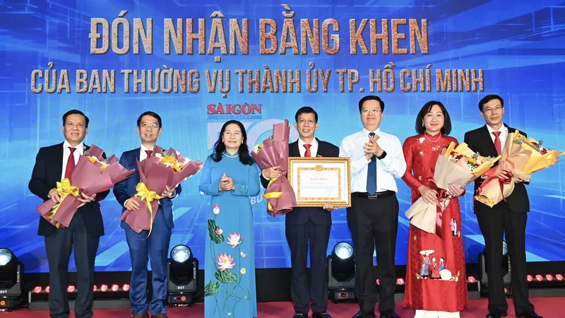 Phó Thủ tướng Mai Văn Chính và Chủ tịch HĐND TPHCM Nguyễn Thị Lệ trao bằng khen của Ban Thường vụ Thành ủy TPHCM đến tập thể Báo SGGP 