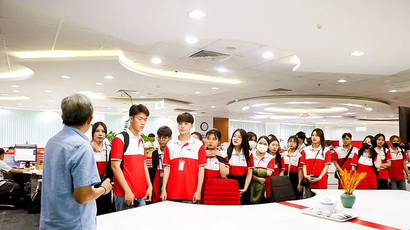 Lãnh đạo Tòa soạn SGGP giới thiệu quy trình xuất bản báo in đến sinh viên Trường Cao đẳng Phát thanh - Truyền hình II. Ảnh: VÕ THẮM