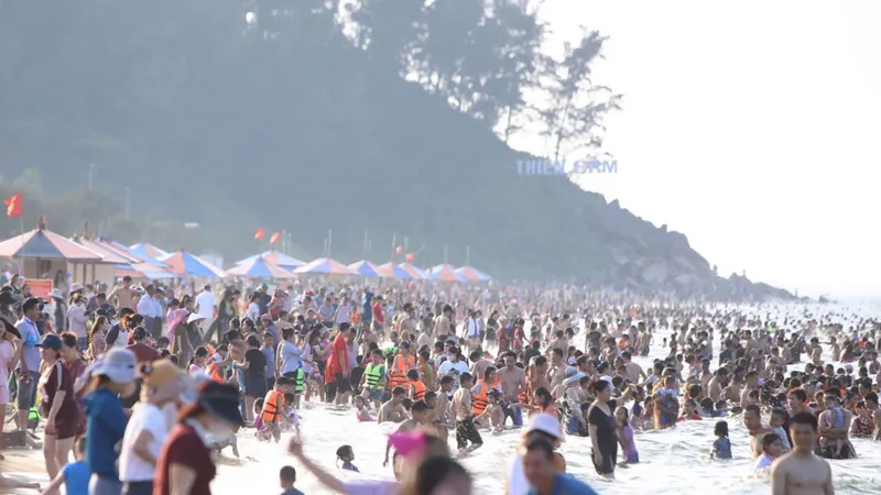 Hàng ngàn du khách tắm biển tại Khu du lịch biển Thiên Cầm (huyện Cẩm Xuyên, tỉnh Hà Tĩnh). Ảnh: DƯƠNG QUANG