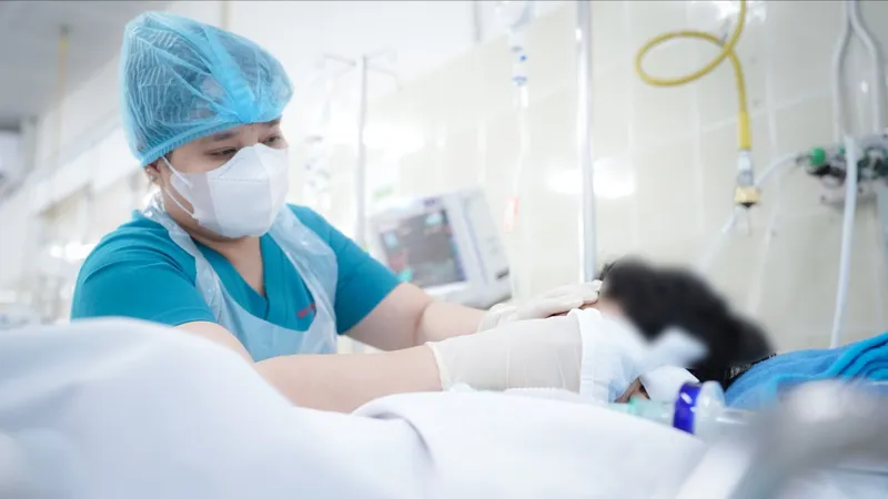 Vụ bệnh nhi bị cây xanh rơi trúng người: Bệnh viện Chợ Rẫy miễn 100% viện phí
