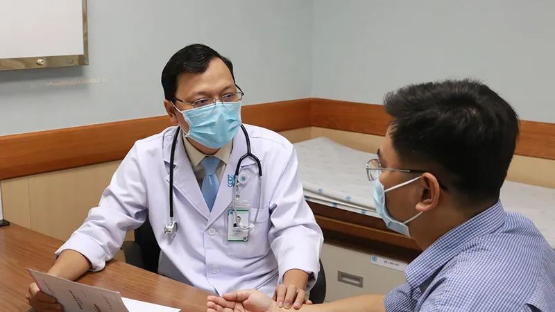Bác sĩ Bệnh viện Đại học Y Dược TPHCM đang thăm khám cho người bệnh bị mỡ trong máu cao