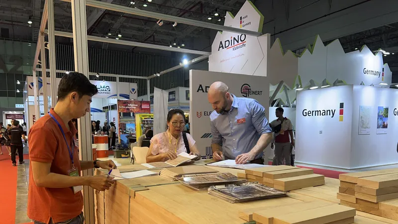 Doanh nghiệp Việt trao đổi với đối tác quốc tế tại Hội chợ VIFA EXPO 2025. Ảnh: Hoàng Vân