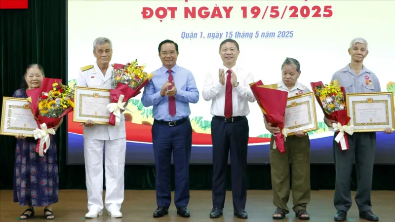 Đồng chí Nguyễn Văn Được trao Huy hiệu Đảng đến đảng viên tại quận 1