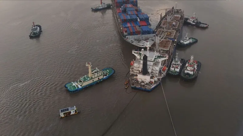 Tách rời thành công hai tàu chở hàng quốc tịch Panama và Hồng Công (Trung Quốc) sau vụ va chạm