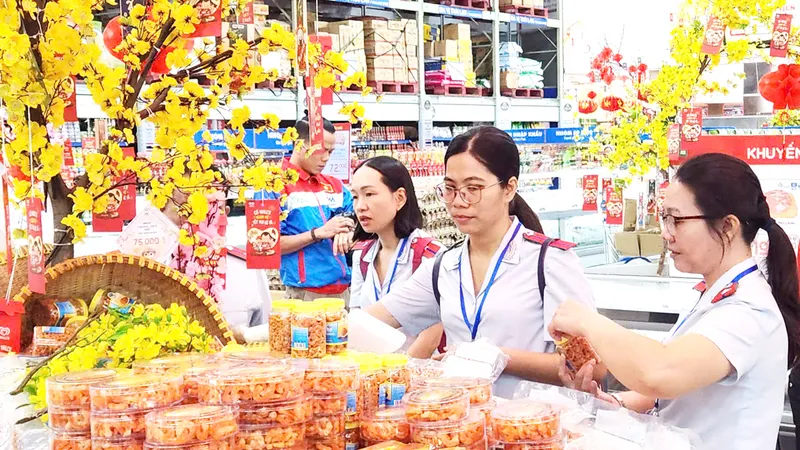 Cơ quan chức năng kiểm tra, khảo sát chất lượng thực phẩm tại chuỗi siêu thị Mega Market (TP Thủ Đức, TPHCM) dịp Tết 2025