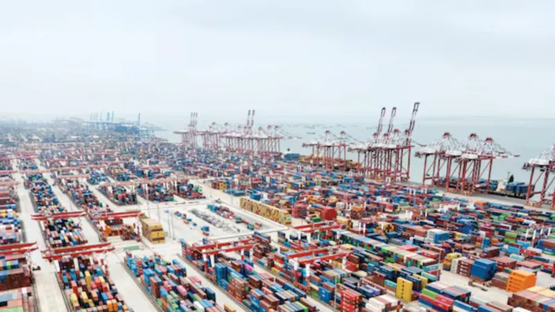 Container tại cảng Quảng Châu ở tỉnh Quảng Đông, Trung Quốc xếp hàng chờ vận chuyển. Ảnh: Yonhap