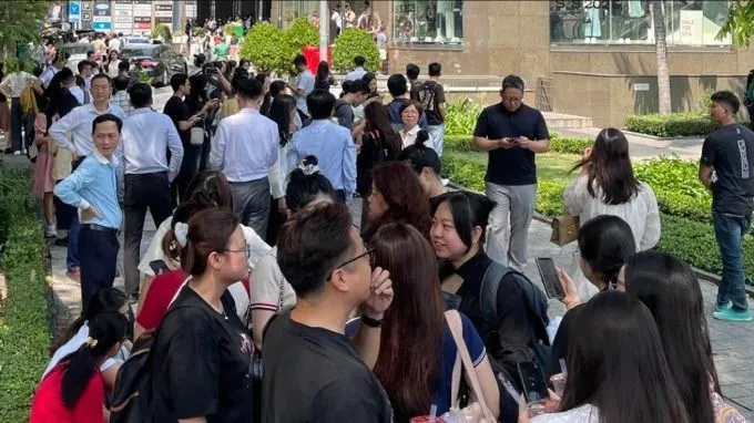 Nhiều người làm việc trong tòa nhà Vincom Đồng Khởi, quận 1, TPHCM thoát xuống đất sau dư chấn động đất tại Myanmar. Ảnh: HOÀNG HÙNG