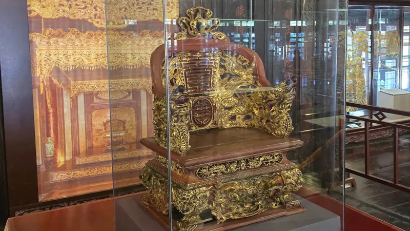 Bảo vật quốc gia - Ngai hoàng đế Duy Tân được đặt trong tủ kính bảo vệ