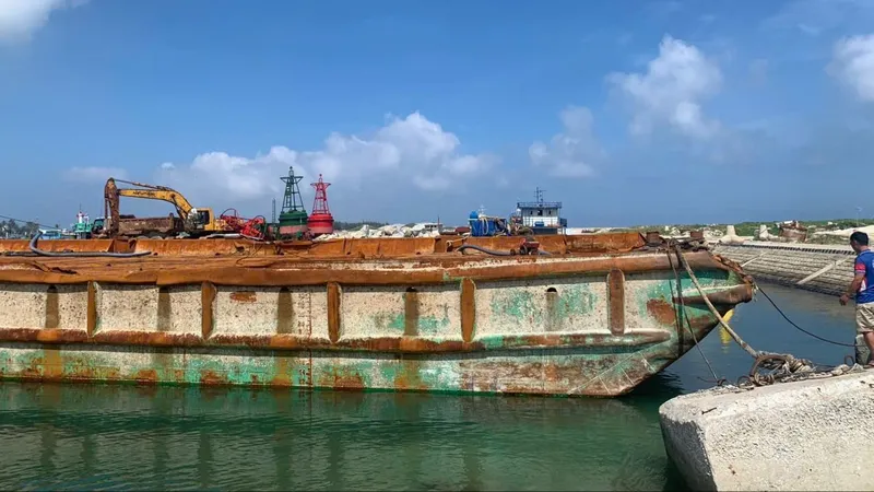 Cận cảnh tàu kéo sà lan được trục vớt sau 1 năm ở dưới biển Lý Sơn, Quảng Ngãi