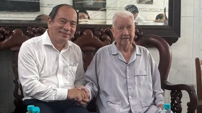 PGS-TS-BS Tăng Chí Thượng, Giám đốc Sở Y tế TPHCM thăm chúc thọ ông mừng thọ ông Lê Văn Ngữ 