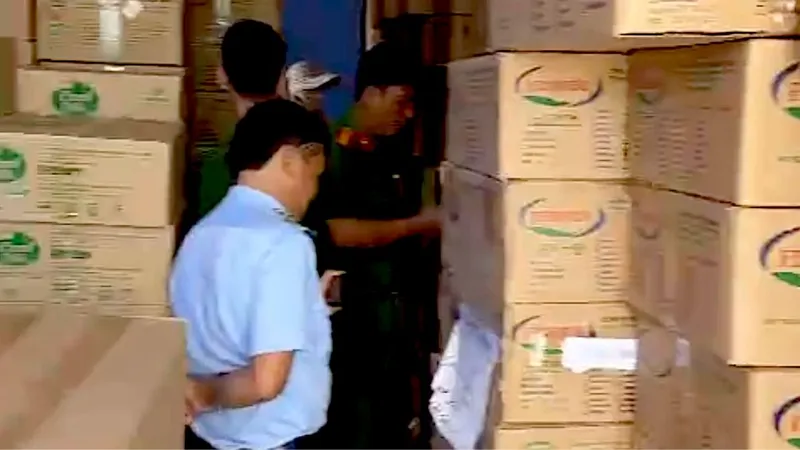 Ngành chức năng tỉnh Long An phát hiện 11.856 lon sữa bột không rõ nguồn gốc tại một căn nhà thuộc huyện Cần Đước