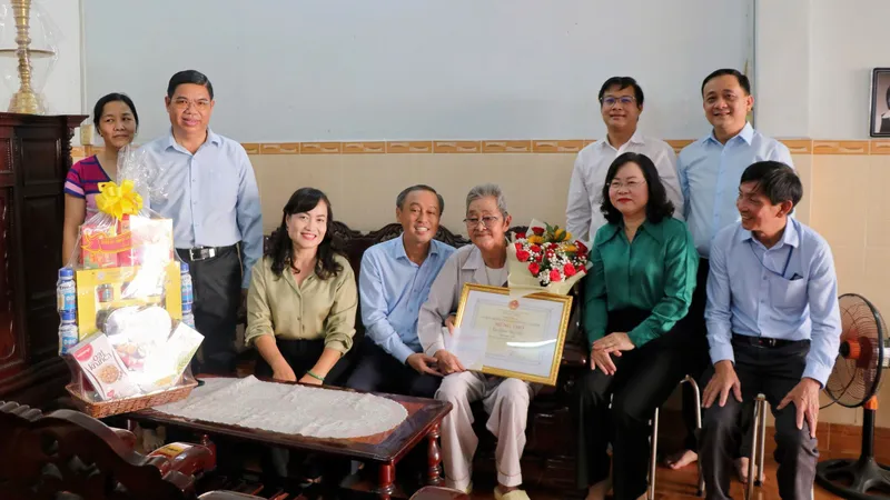 Lãnh đạo TPHCM thăm, chúc thọ người cao tuổi tiêu biểu 
