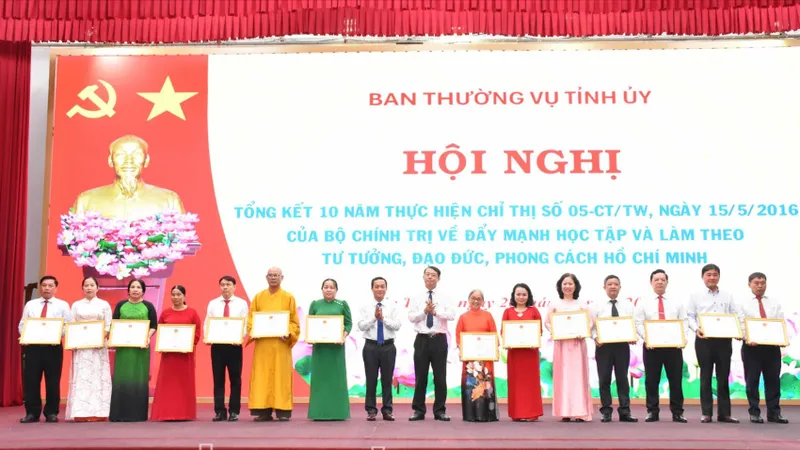 Khen thưởng 81 tập thể, cá nhân có thành tích trong học và làm theo Bác