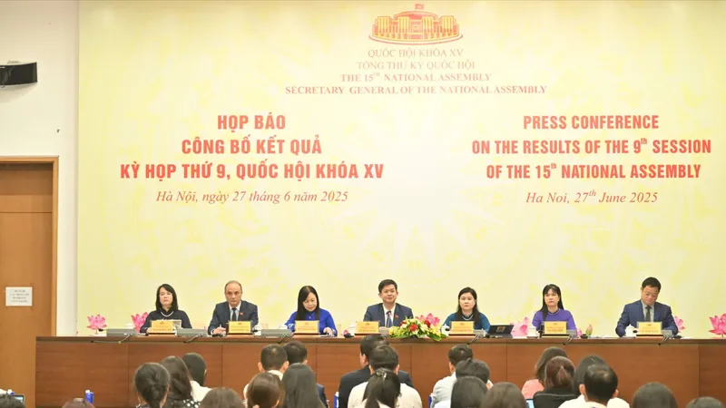 Lãnh đạo Văn phòng Quốc hội, cơ quan của Quốc hội chủ trì họp báo. Ảnh: VIẾT CHUNG