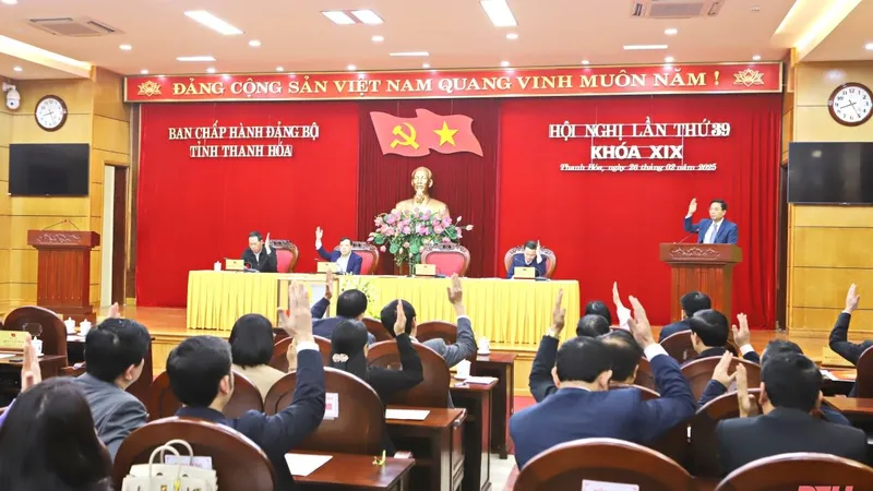 Các đồng chí Ủy viên Ban Chấp hành Đảng bộ tỉnh biểu quyết thông qua nghị quyết hội nghị