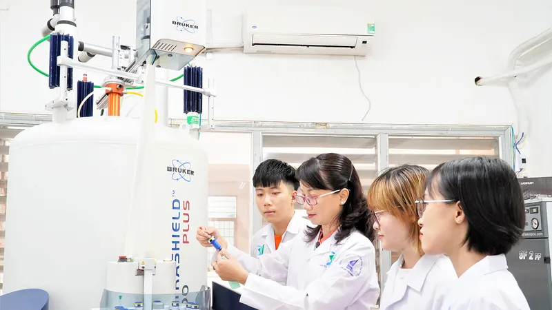Giảng viên hướng dẫn sinh viên ngành Hóa học thực hành tại Phòng Phân tích trung tâm, Trường Đại học Khoa học tự nhiên (Đại học Quốc gia TPHCM). Ảnh: THANH HÙNG