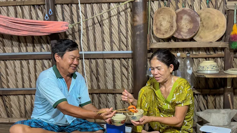 Bữa cơm gia đình ấm tình mẹ cha. Ảnh: ĐỖ TÌNH