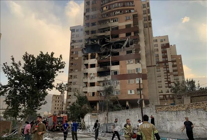Tòa nhà tại Tehran, Iran bị hư hại sau cuộc tấn công của Israel. Ảnh: AA/TTXVN
