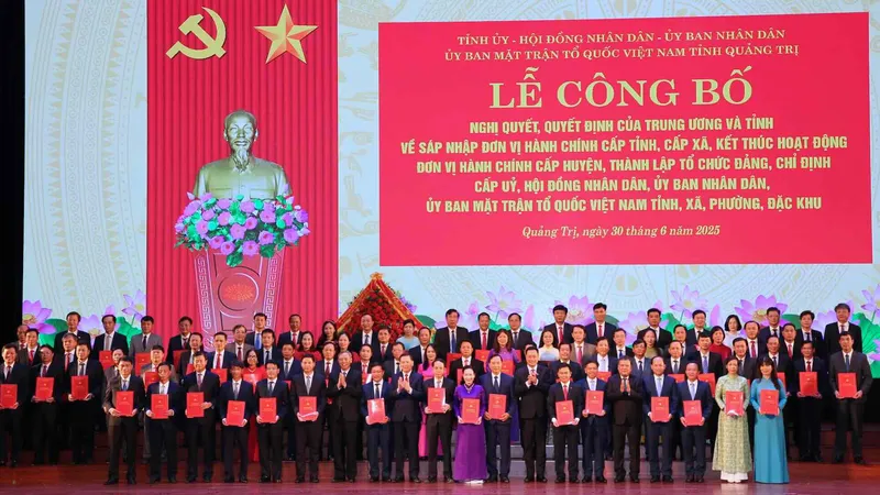 78 Bí thư Đảng ủy cấp xã ở tỉnh Quảng Trị nhận nhiệm vụ sáng 30-6. Ảnh: LĐO