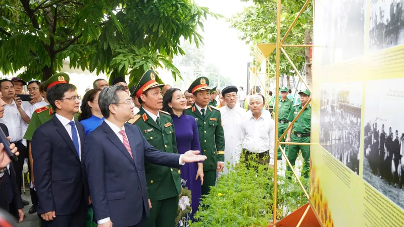 Triển lãm ảnh “Đồng chí Nguyễn Văn Linh - Nhà lãnh đạo kiên định và sáng tạo của cách mạng Việt Nam”