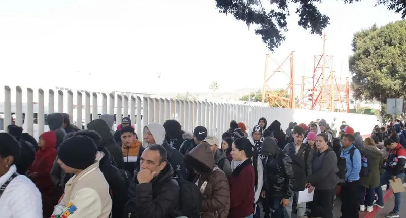 Người di cư tại cửa khẩu ở Tijuana, Mexico. Ảnh: THX/TTXVN