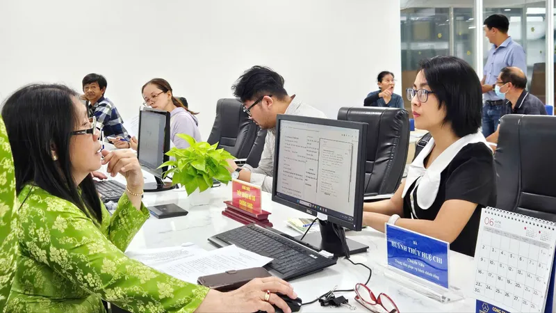 Công chức Trung tâm Phục vụ hành chính công phường Xuân Hòa giải quyết hồ sơ thủ tục hành chính cho người dân trên cổng dịch vụ công